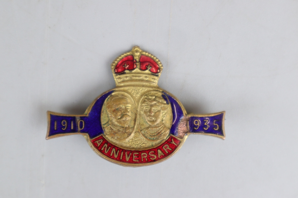 Collection of pin badges to include Butlins - Image 5 of 8