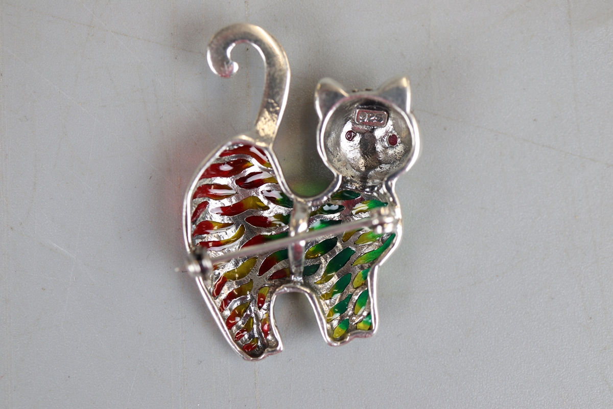 Silver enamel & ruby eyed cat brooch - Image 2 of 2