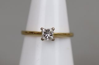 18ct princess cut diamond solitaire ring - Approx size: J½