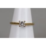 18ct princess cut diamond solitaire ring - Approx size: J½