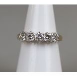 Fine 18ct 5 stone diamond ring - Approx size: L