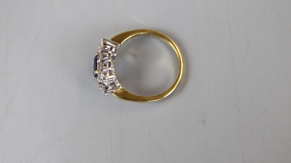 18ct gold sapphire & diamond ring - Approx size: N - Image 3 of 4