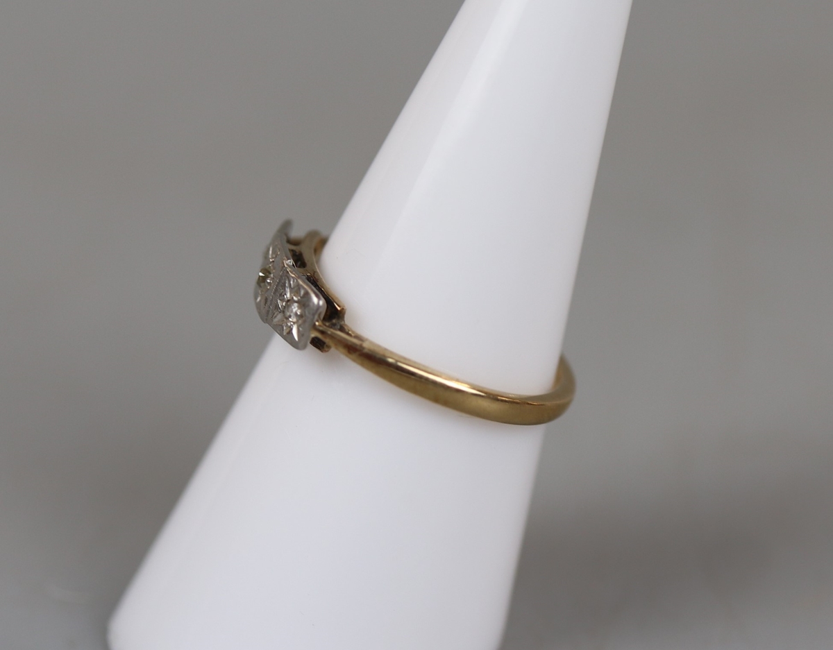 Gold 1930's 3 stone diamond ring - Approx size: N - Image 2 of 2