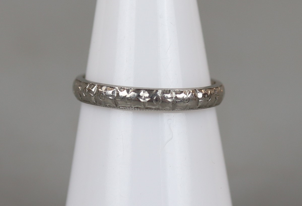 Platinum ring - Approx weight 3g - Approx size: L