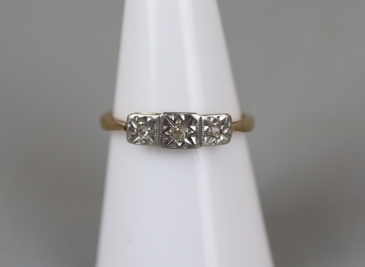 Gold 1930's 3 stone diamond ring - Approx size: N