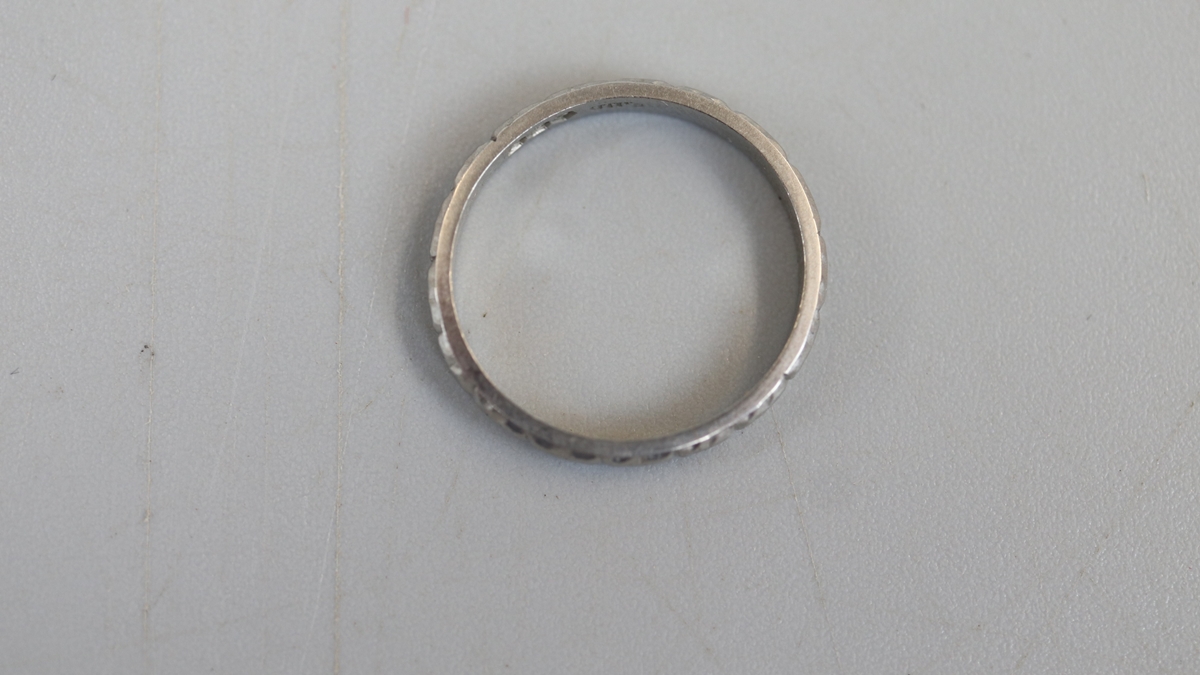 Platinum ring - Approx weight 3g - Approx size: L - Image 2 of 3
