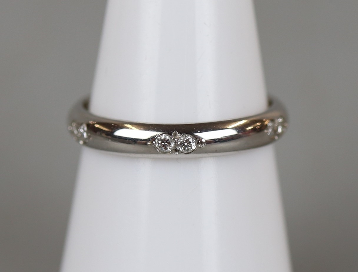 Diamond set platinum ring - Approx weight 3.9g - Approx size: M