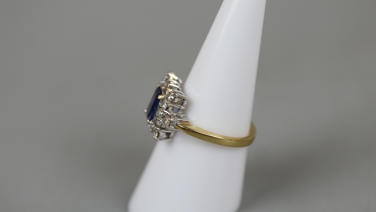 18ct gold sapphire & diamond ring - Approx size: N - Image 2 of 4