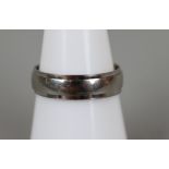 Platinum ring - Approx weight 4.8g - Approx size: M