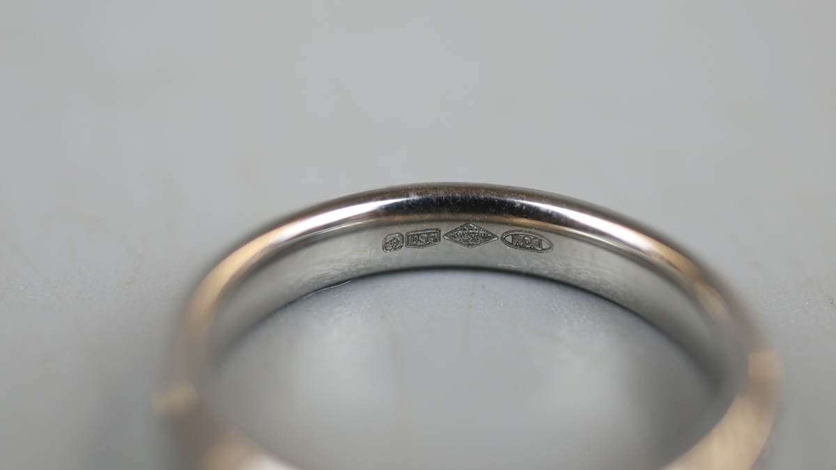 Platinum ring - Approx weight 6.5g - Approx size: M - Image 3 of 3