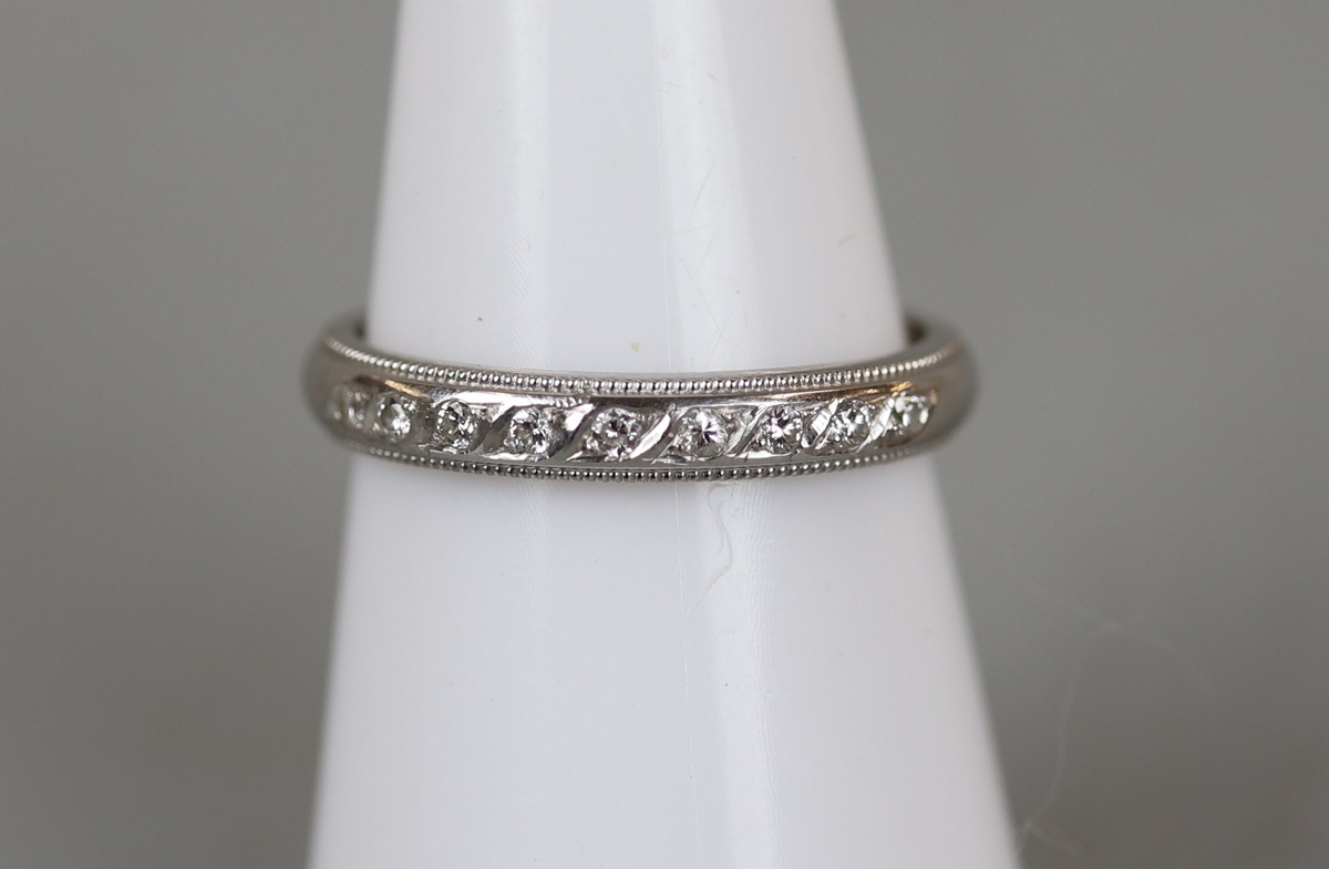 Diamond set platinum ring - Approx weight 4.5g - Approx size: M