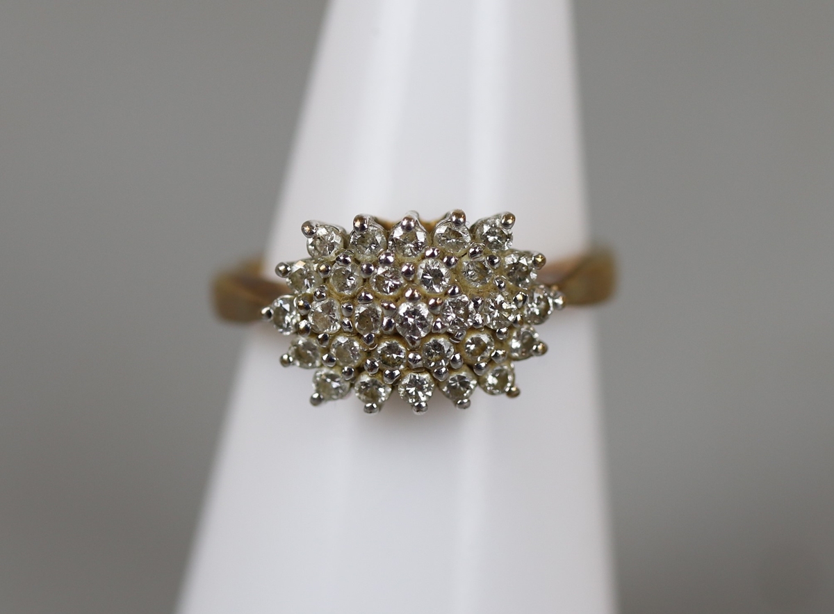 Gold & diamond set cluster ring - Approx size: K