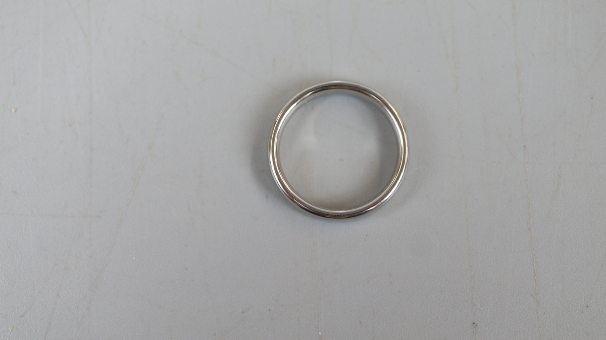 Platinum ring - Approx weight 6.5g - Approx size: M - Image 2 of 3