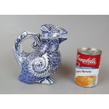 Blue and white Oriental jug in the form of a bird of prey - Approx height: 17cm