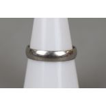 Platinum ring - Approx weight 3.9g - Approx size: M