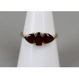 Gold garnet set ring - Approx ring size: P