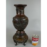 Bronze vase on wooden stand adorned with birds and dragons - Approx height: 42cm