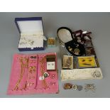 Various jewellery to include gold