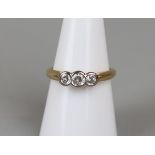 18ct gold 3 stone diamond ring - Approx ring size: O