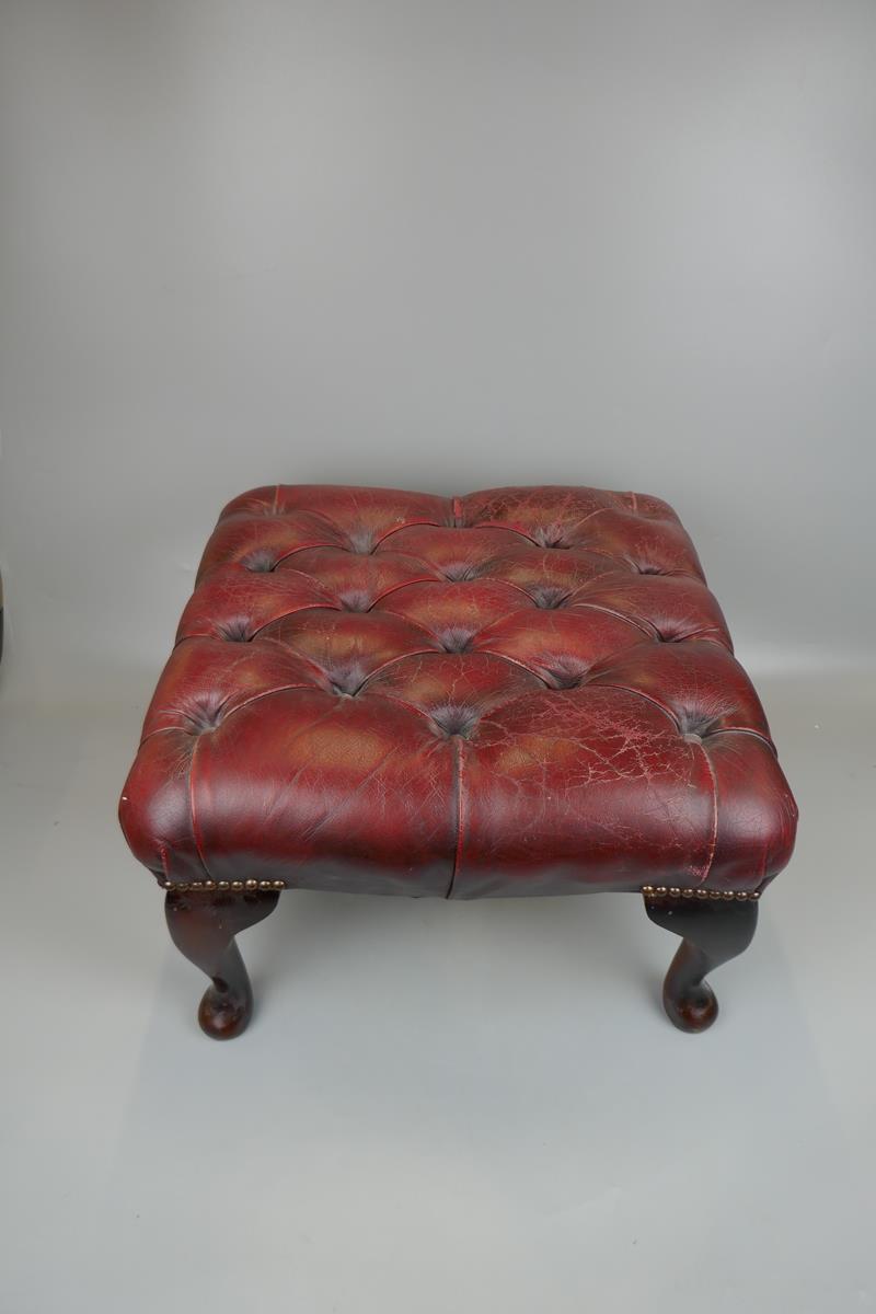 Ox-blood leather wing back chair together with matching stool - Bild 2 aus 5
