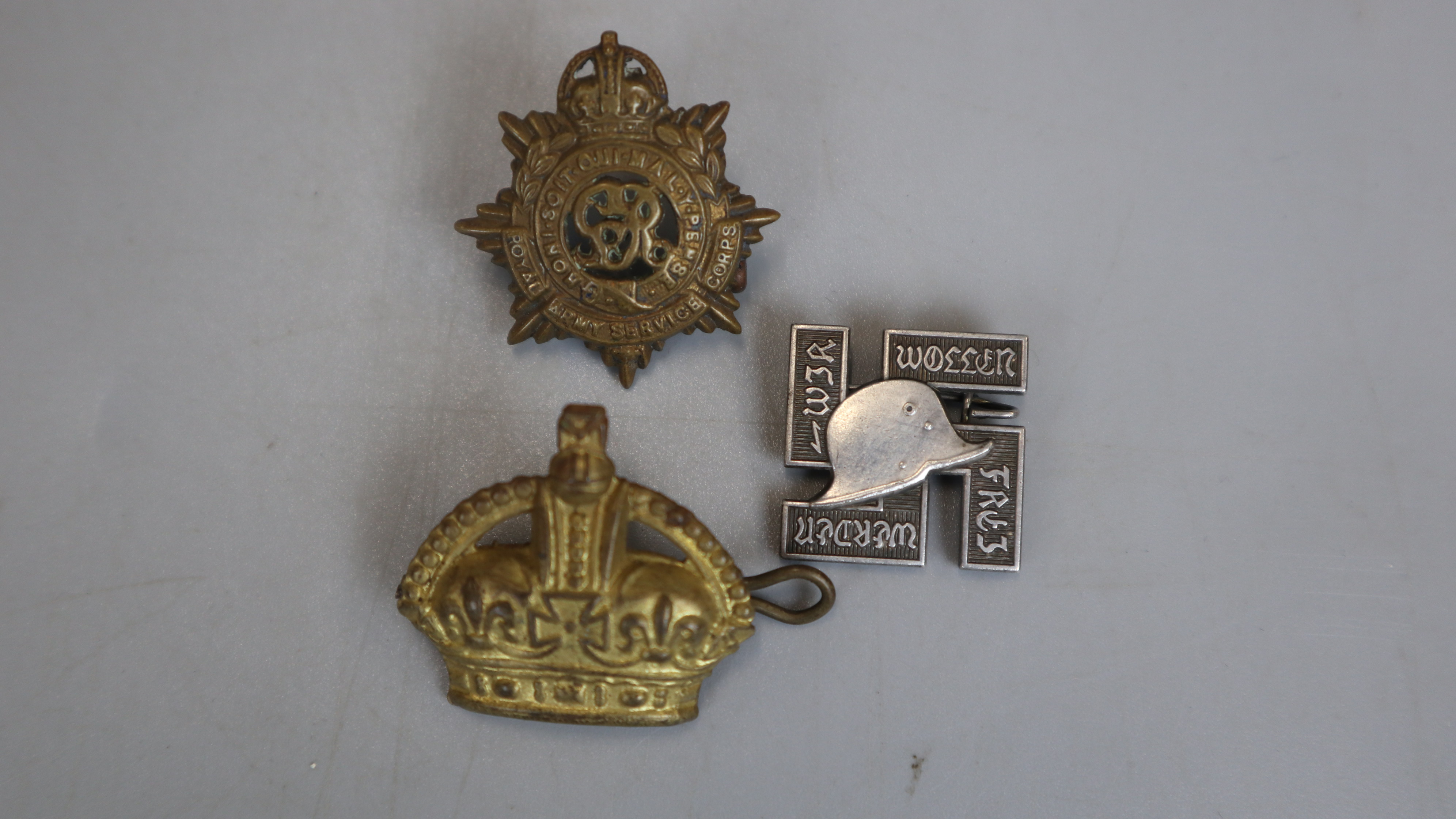 Collection of military items to include hat badges etc - Bild 5 aus 8