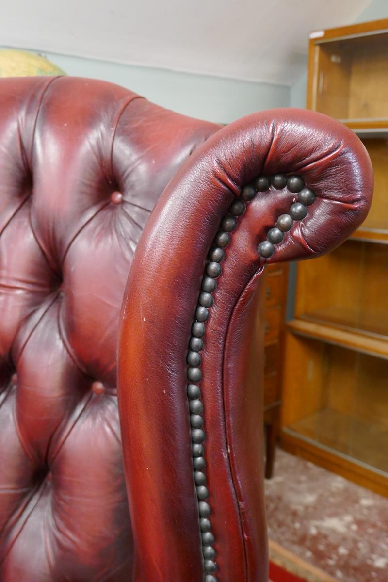 Ox-blood leather wing back chair together with matching stool - Bild 5 aus 5