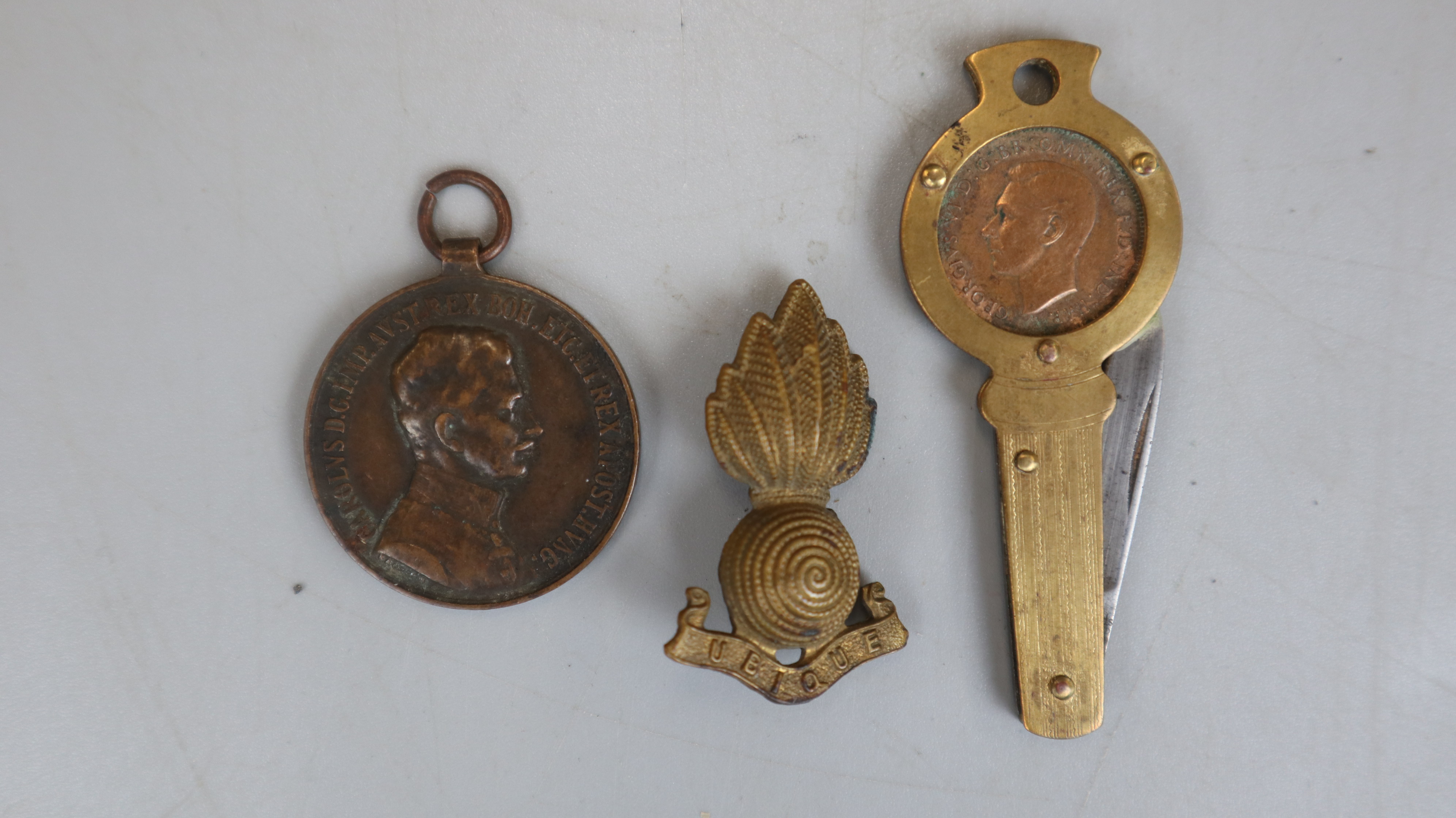 Collection of military items to include hat badges etc - Bild 3 aus 8