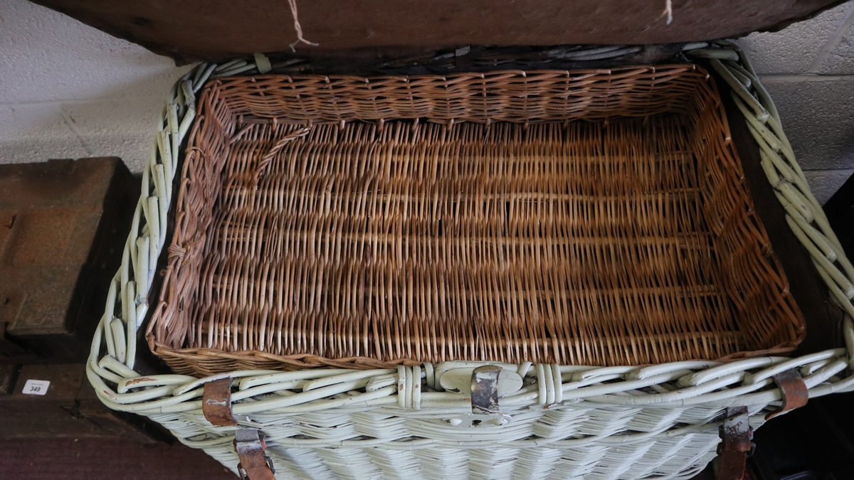 Antique fitted wicker basket on casters - Approx size W: 80cm D: 51cm H: 58cm - Bild 4 aus 5