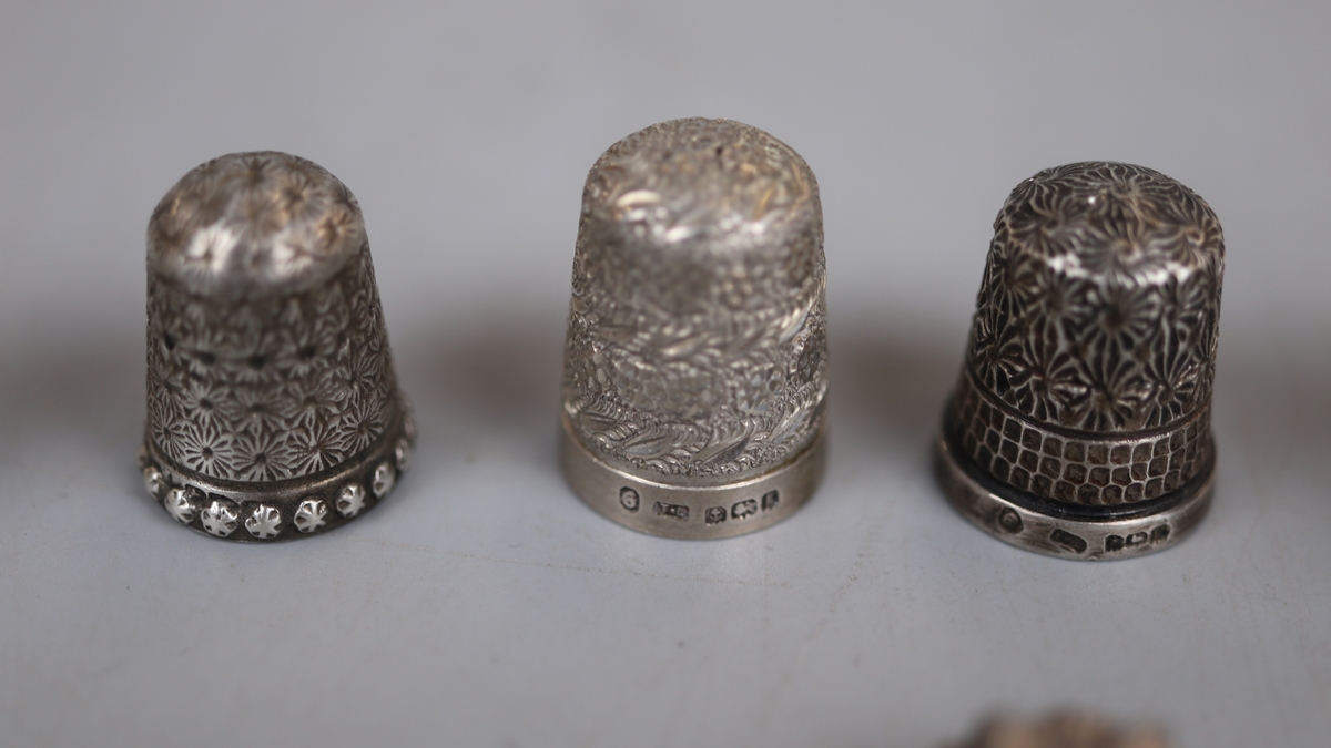 Collection of hallmarked silver to include thimbles and badge - Bild 5 aus 6