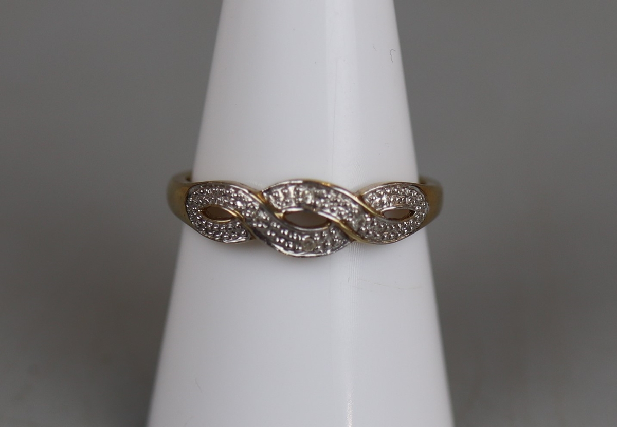 Gold diamond set ring - Approx size: P