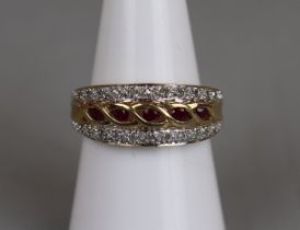 Gold and ruby set ring - Approx size: O