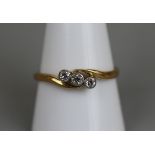 18ct gold 3 stone diamond ring - Approx size: S