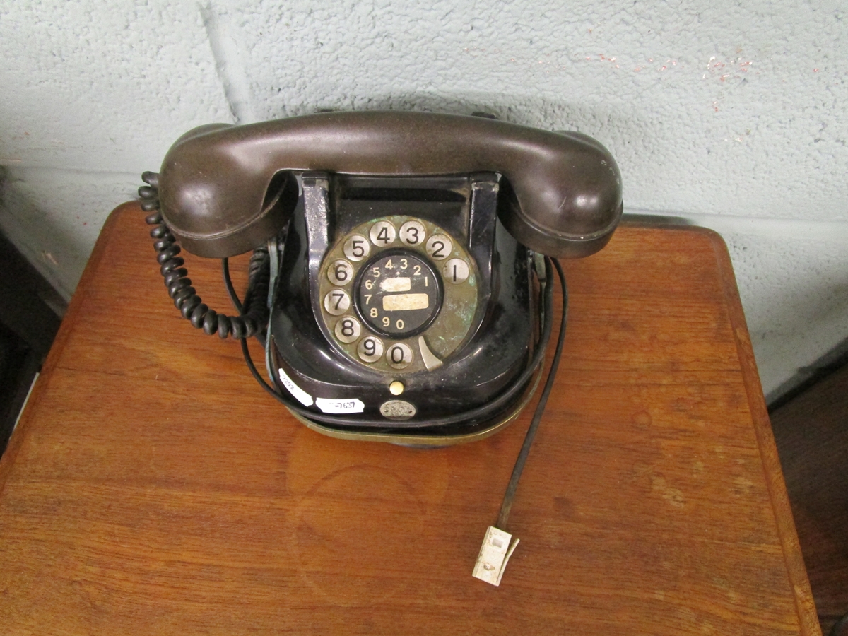 Two vintage bakelite telephones - Bild 5 aus 6