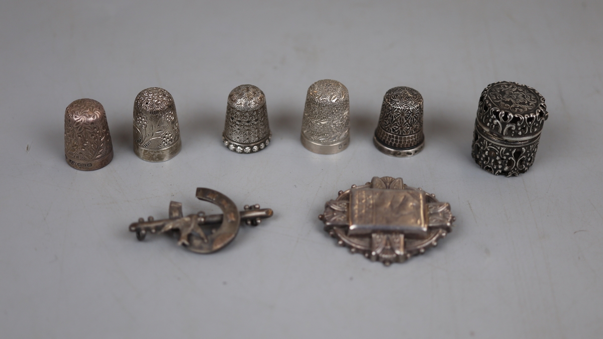 Collection of hallmarked silver to include thimbles and badge