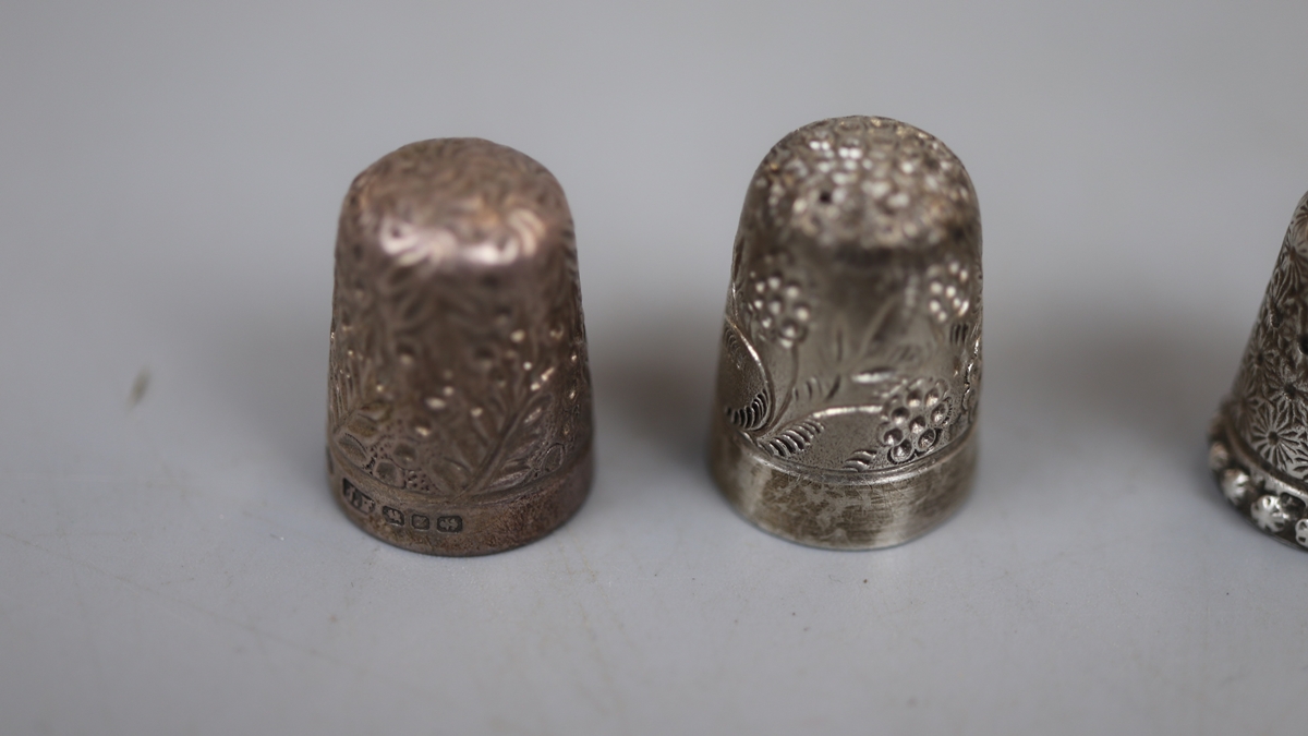 Collection of hallmarked silver to include thimbles and badge - Bild 4 aus 6