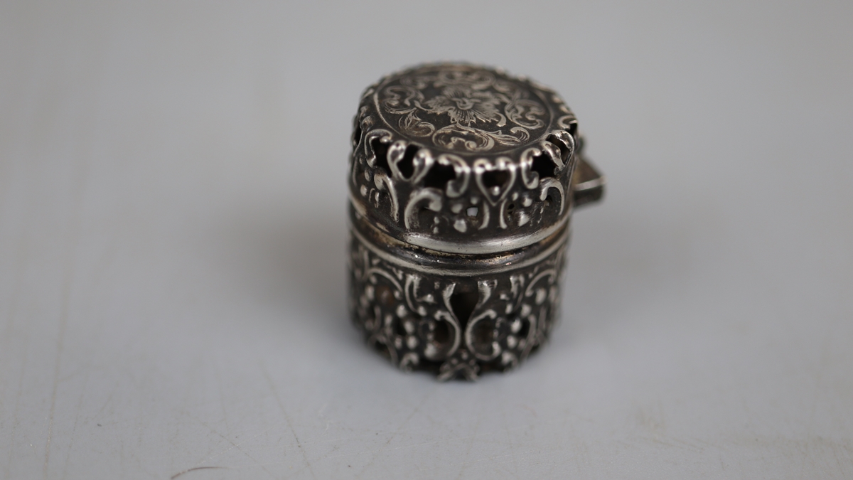 Collection of hallmarked silver to include thimbles and badge - Bild 6 aus 6