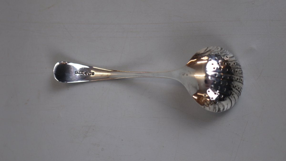 Hallmarked silver straining spoon - Bild 2 aus 3