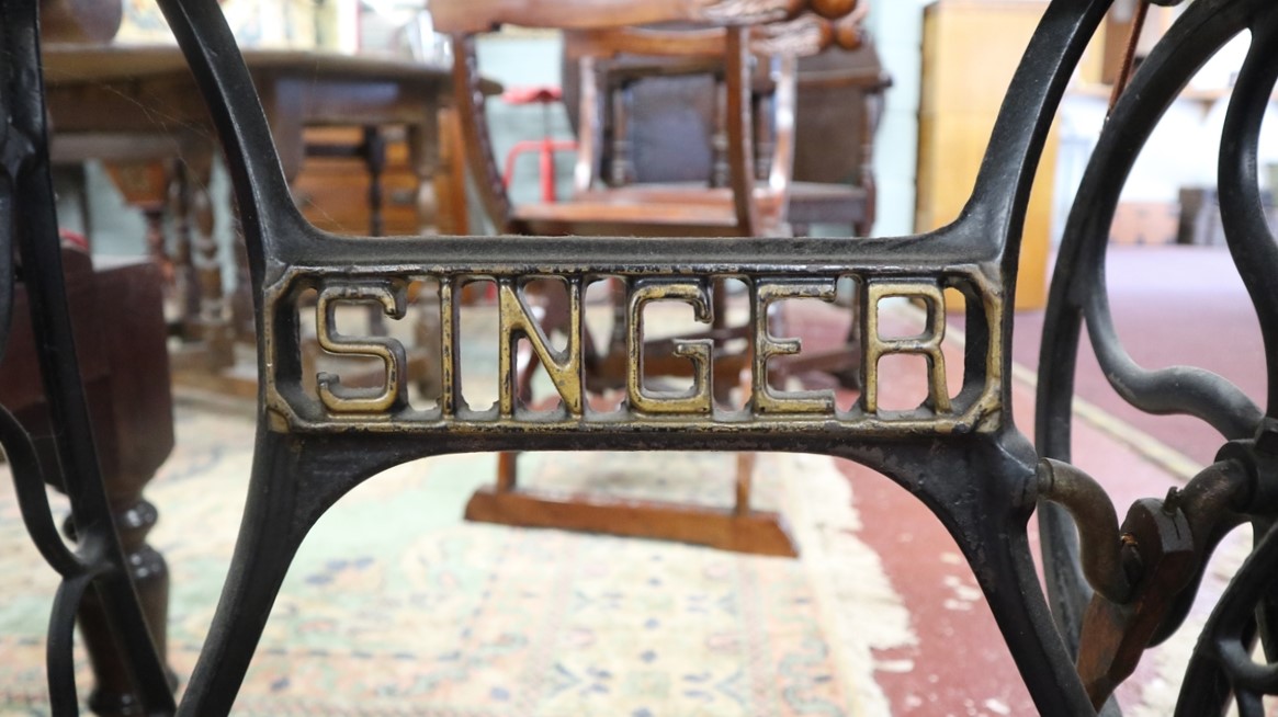 Singer Sewing machine on stand - Bild 14 aus 19