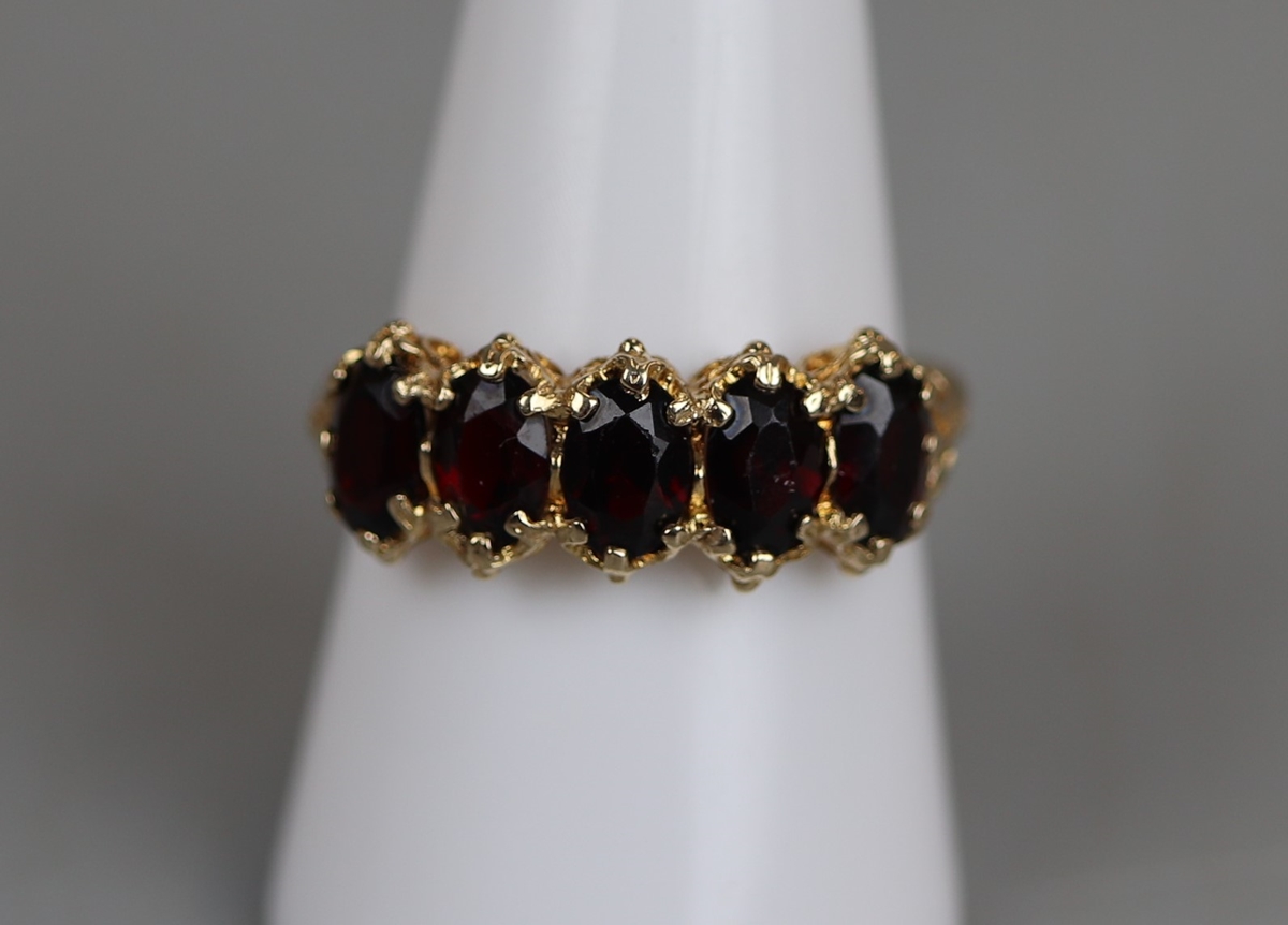 Gold 5 stone garnet ring - Approx size: Q½