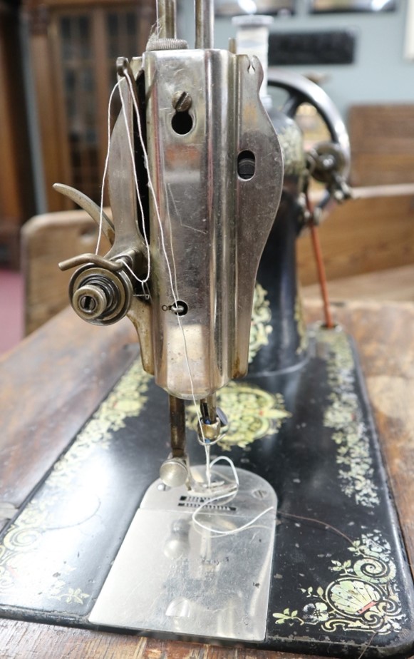 Singer Sewing machine on stand - Bild 18 aus 19
