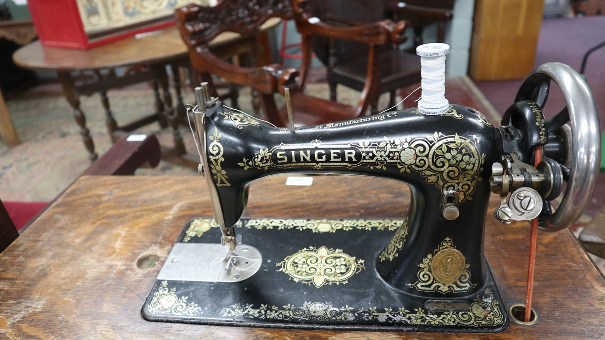 Singer Sewing machine on stand - Bild 3 aus 19