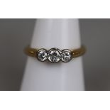 18ct gold 3 stone diamond ring - Approx size: N½