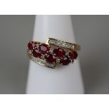 Gold, ruby and diamond set ring - Approx size: Q