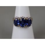 Gold, sapphire and diamond ring - Approx size: K