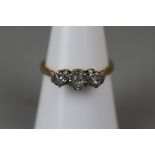 18ct gold 3 stone diamond set ring - Approx size: O