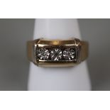 Gold gents 3 stone diamond ring - Approx size: T