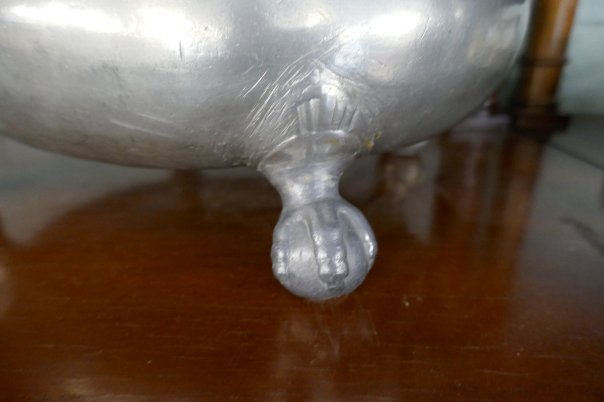 Antique pewter tureen with ball and claw feet - Image 3 of 5