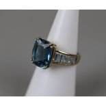 Gold blue topaz set ring - Approx size: K½