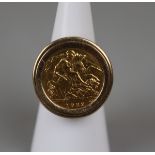 Gold half sovereign ring in 9ct setting - Approx gross weight 9.2g - Approx size: L