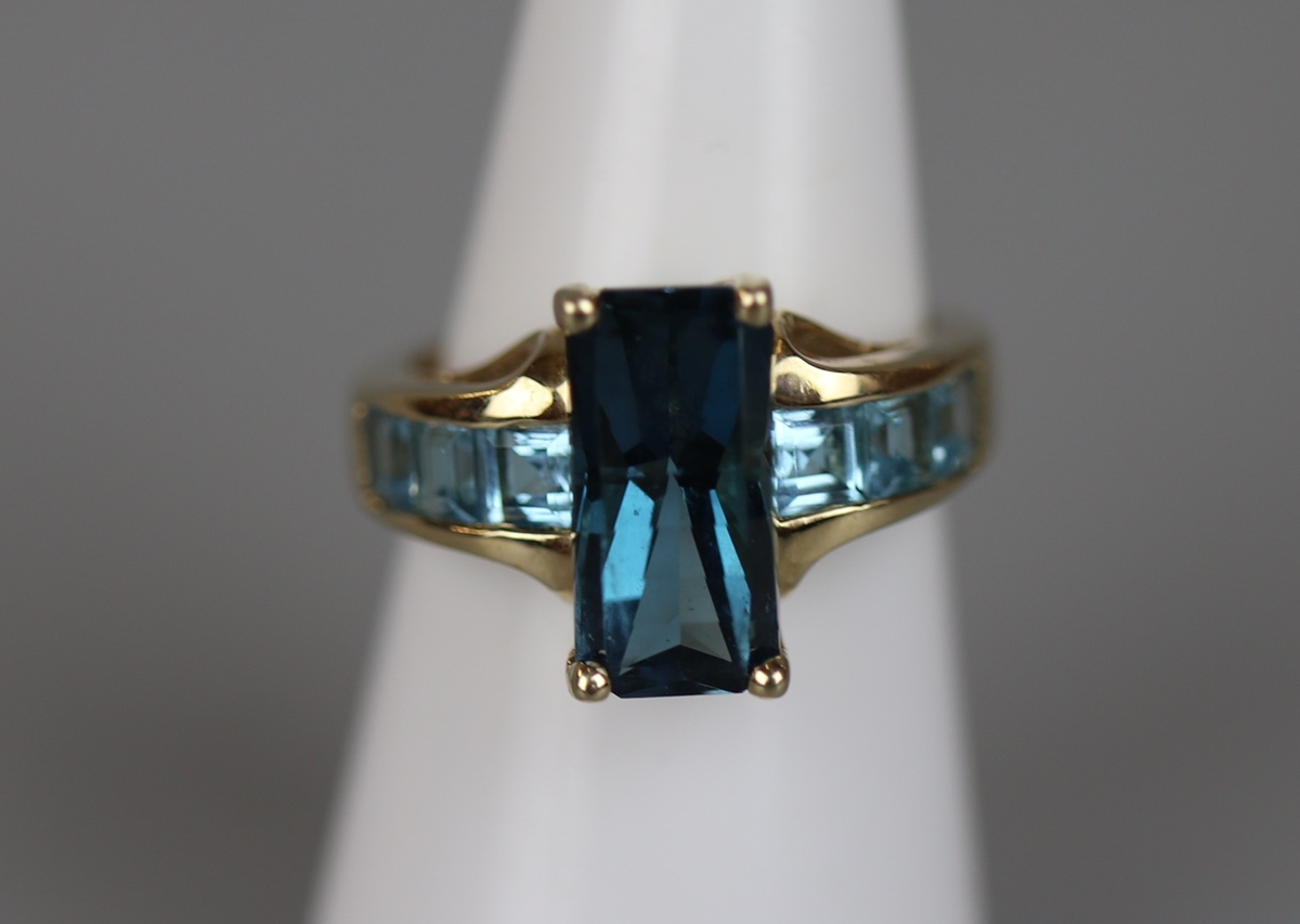 Gold blue topaz set ring - Size L